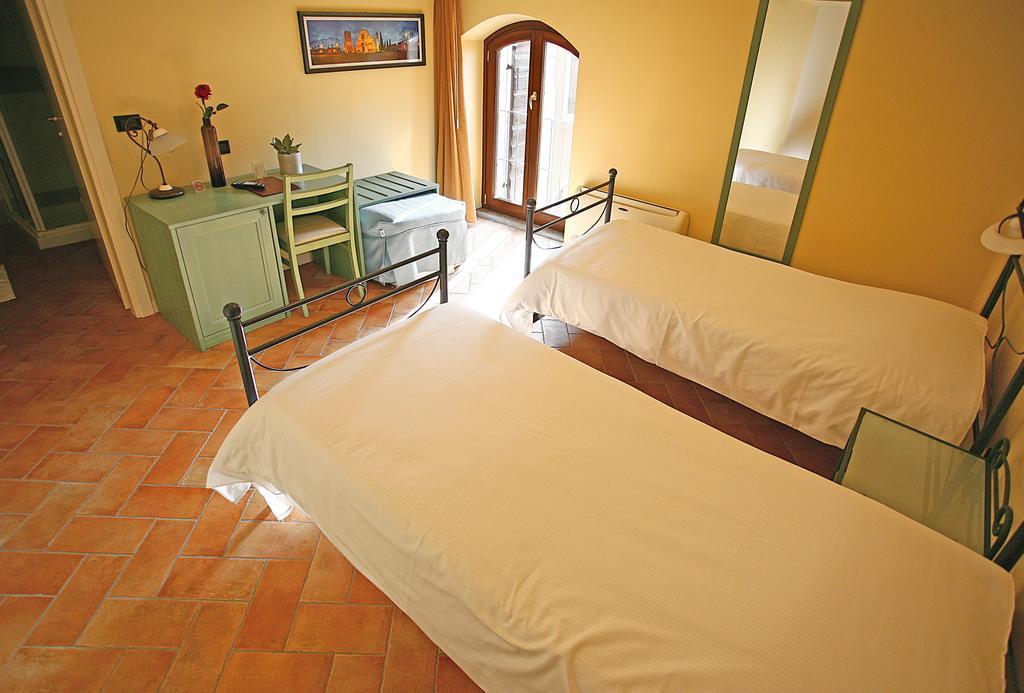Hotel Antichi Cortili ดอสโซบัวโน ภายนอก รูปภาพ